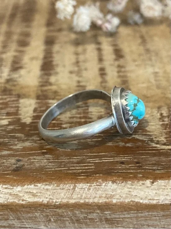 Silver Tone Sawtooth Bezel with Turquoise Colored Stone Ring Approx 5.5 Size - Picture 4 of 14